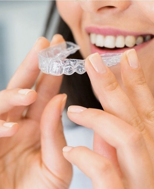 https://mahmutlardentist.com/wp-content/uploads/2024/12/mahmutlar-dis-klinigi-invisalign-seffaf-plak-tedavisi.jpg